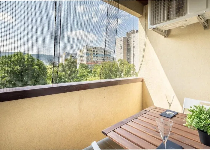 Cozy Quiet With A Balcony *