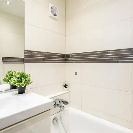 Cozy Quiet With A Balcony بودابست